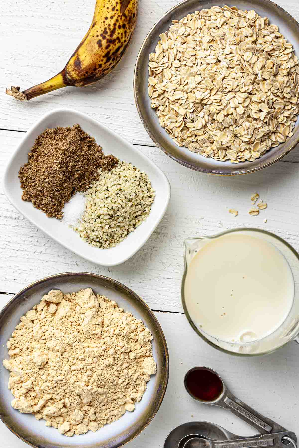 Ingredients to make protein overnight oats.